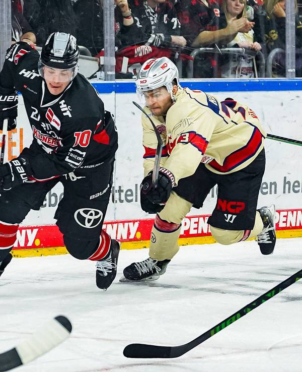 Justin Schütz (l.) und Roman Kechter kämpfen um den Puck.