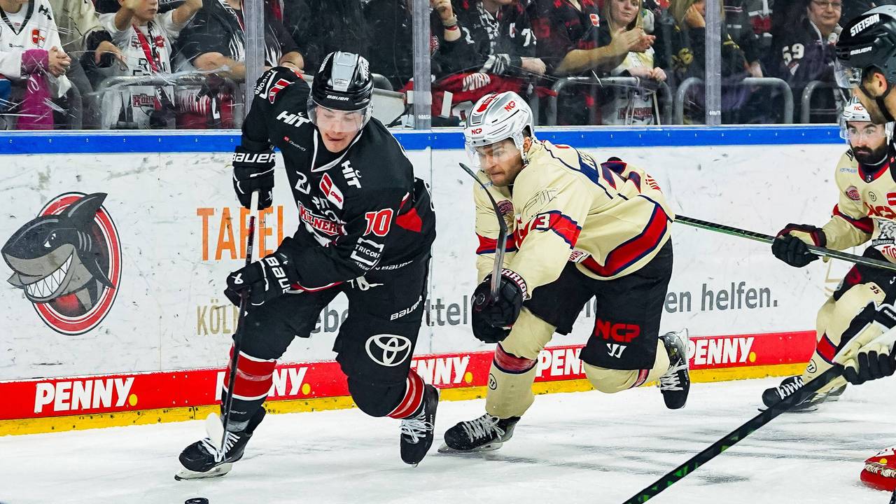 Justin Schütz (l.) und Roman Kechter kämpfen um den Puck.