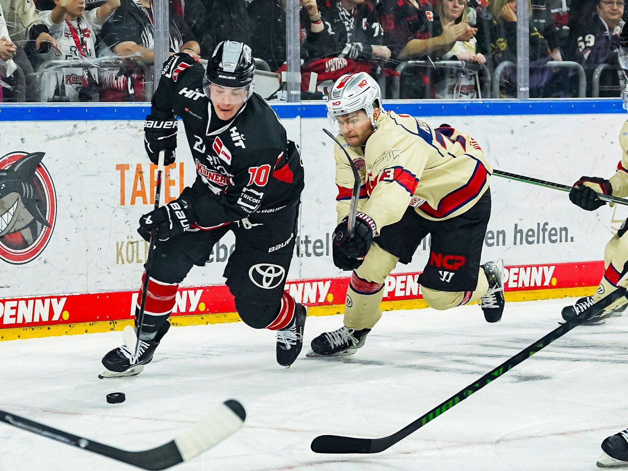Justin Schütz (l.) und Roman Kechter kämpfen um den Puck.