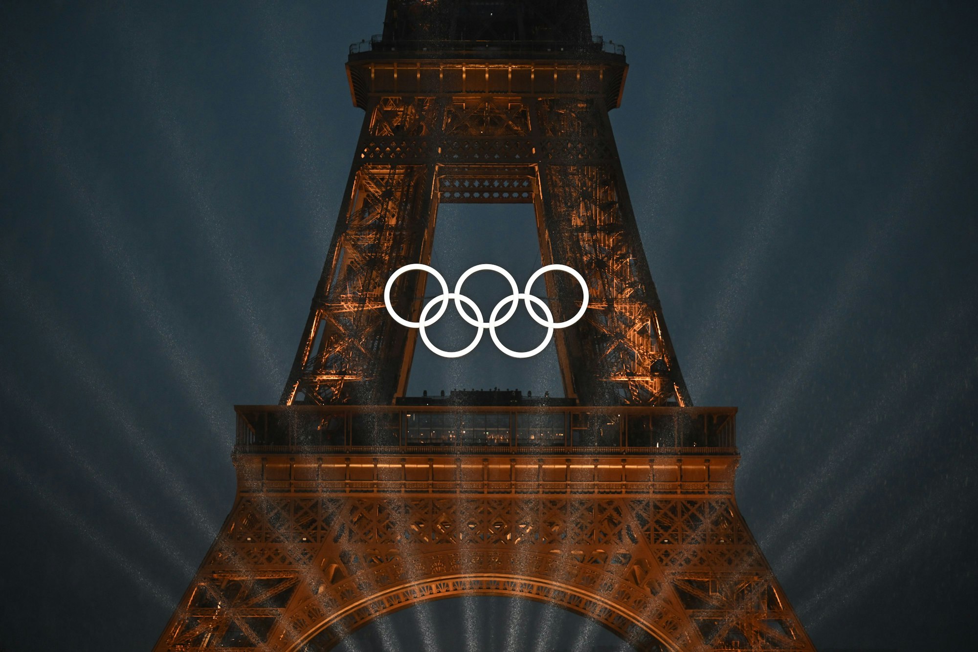 Die olympischen Ringe am Eiffelturm.