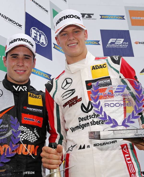 Joey Mawson (l.) und Mick Schumacher auf dem Podium.