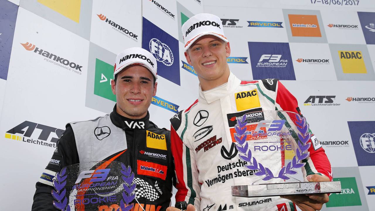 Joey Mawson (l.) und Mick Schumacher auf dem Podium.