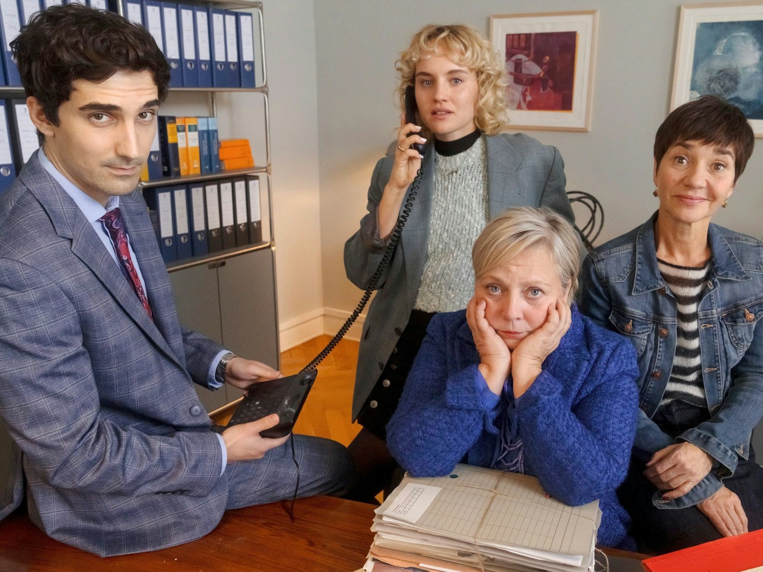 Jung-Anwalt Cem Oktay (Emre Aksizoglu, von links) Juristin Lisa Liebling (Luise von Finckh), Dr. Talia Jahnka (Gabriela Maria Schmeide) und Anwaltsgehilfin Senta Kurzweg (Anja Franke) in einer Szene des TV-Films „Kanzlei Liebling Kreuzberg“ (undatierte Filmszene).