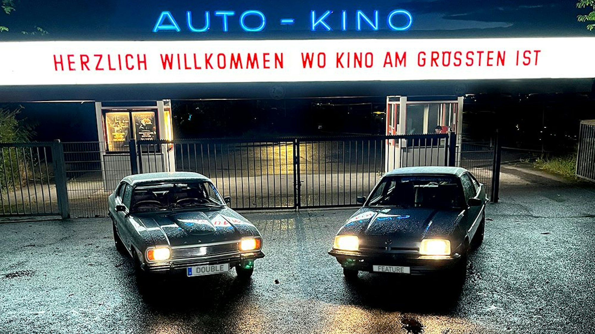 Ein Opel Manta und ein Ford Capri stehen vor dem Kölner Autokino.