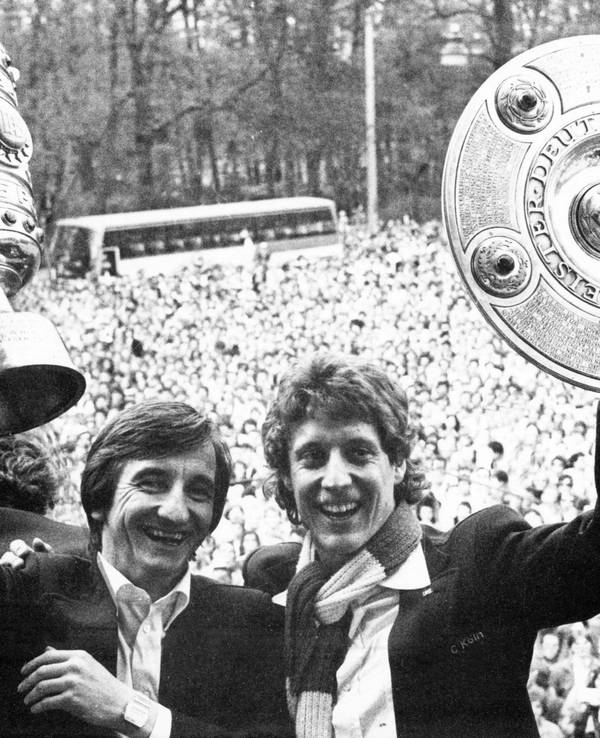 Hannes Löhr und Torwart Toni Schumacher feiern das Double.