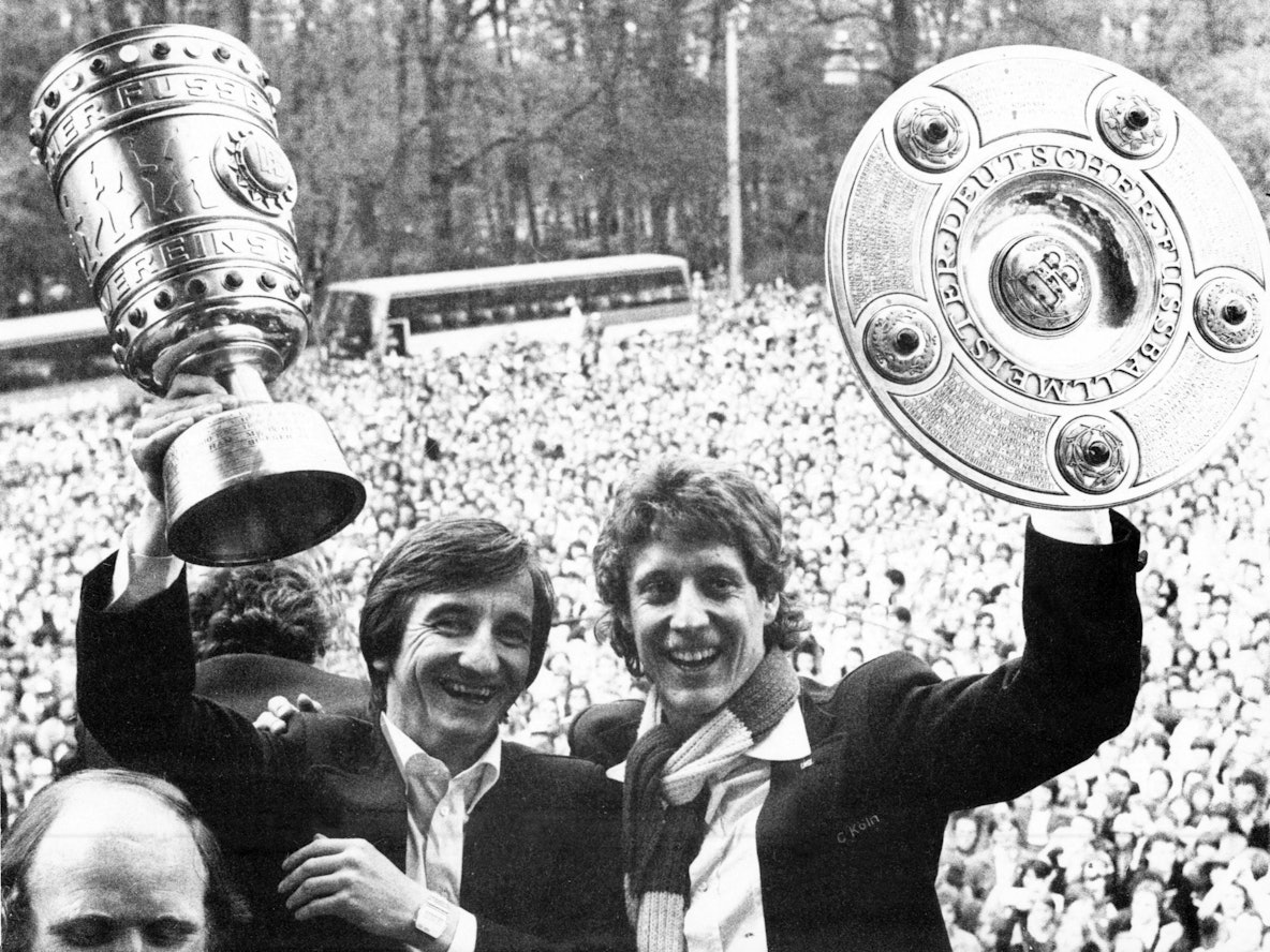 Hannes Löhr und Torwart Toni Schumacher feiern das Double.