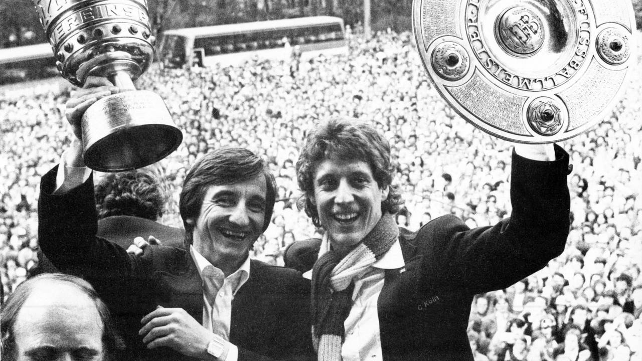 Hannes Löhr und Torwart Toni Schumacher feiern das Double.