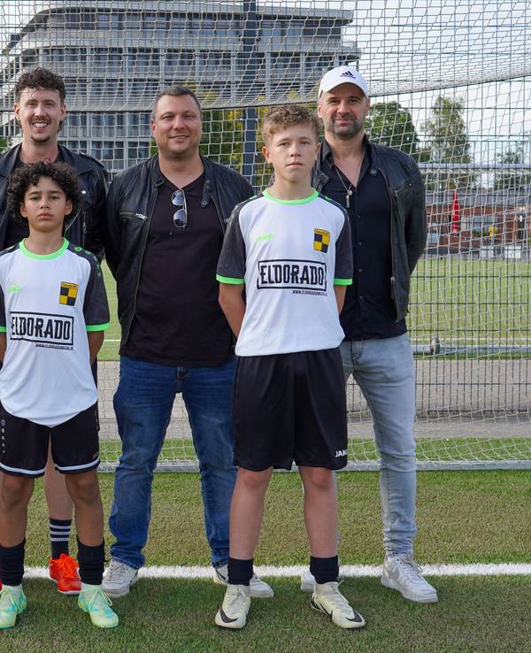 Eldorado zusammen mit Spielern des SV Deutz 05.
