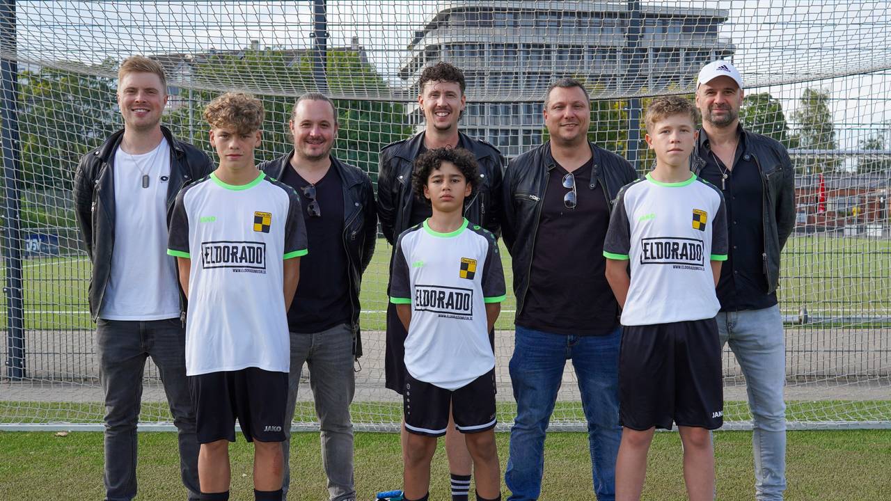 Eldorado zusammen mit Spielern des SV Deutz 05.