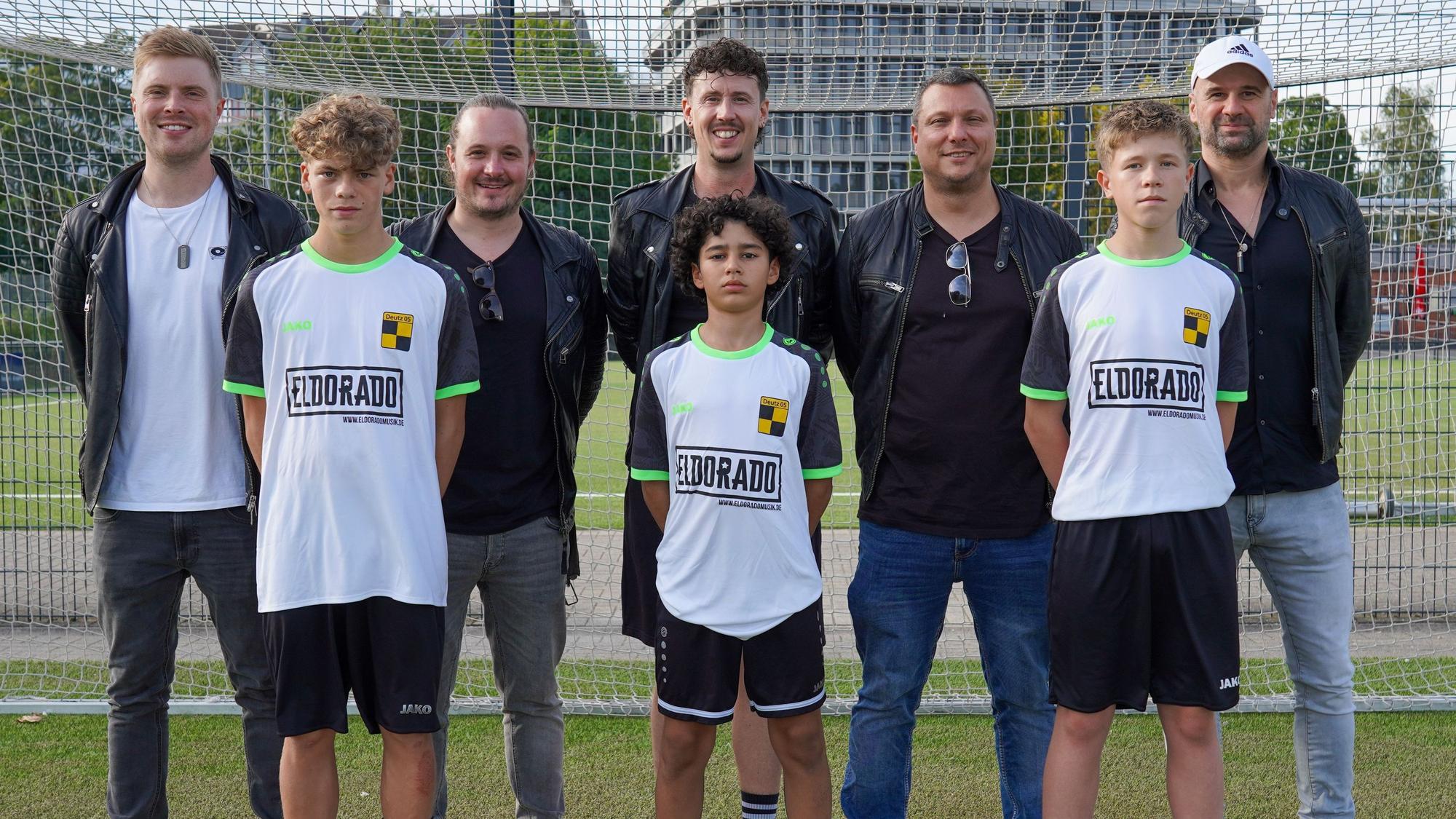 Eldorado zusammen mit Spielern des SV Deutz 05.
