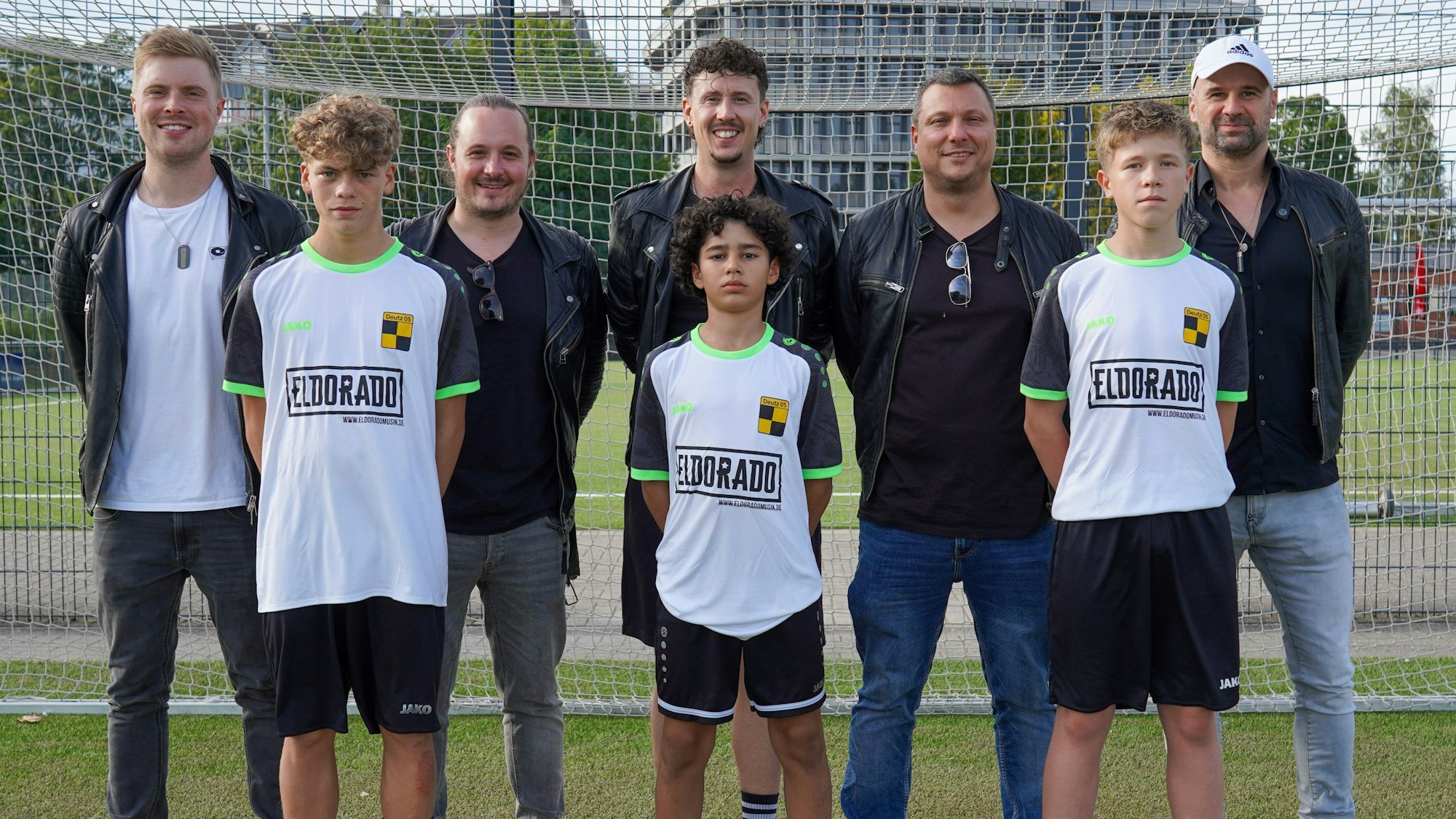 Eldorado zusammen mit Spielern des SV Deutz 05.