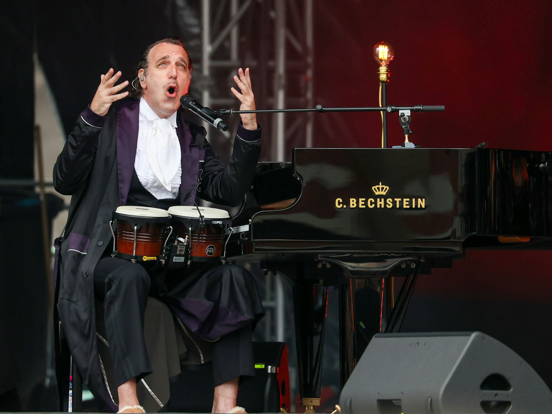Pianist Chilly Gonzales singt bei einem Konzert.