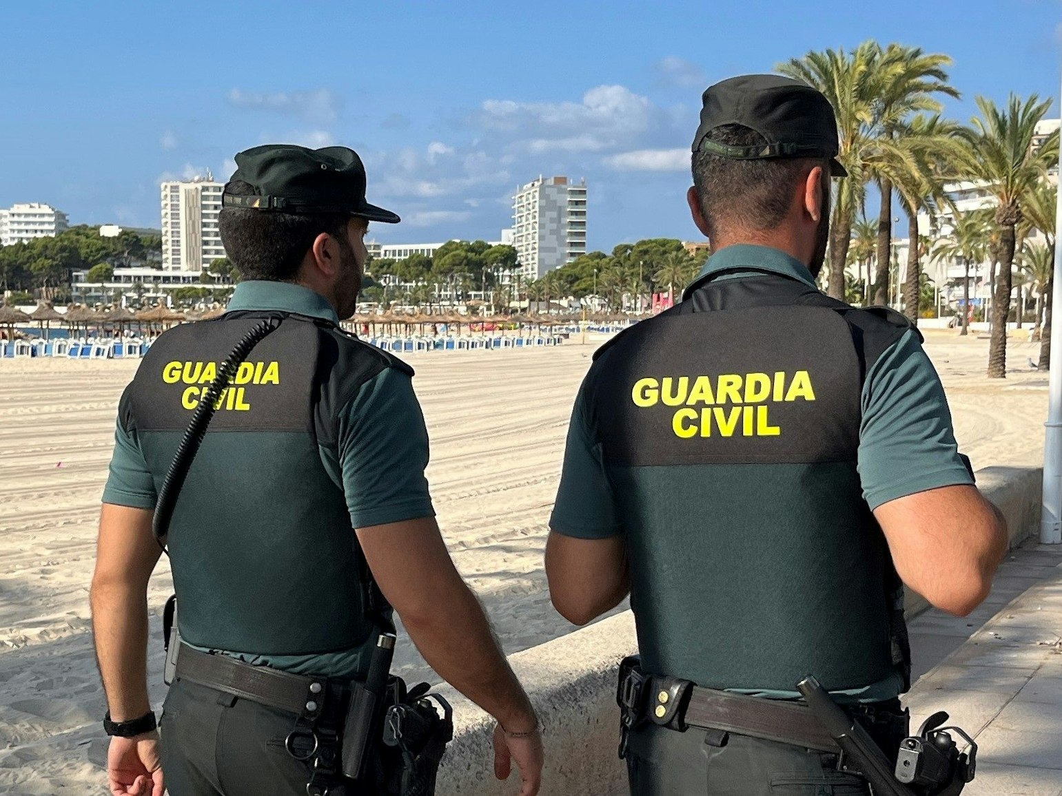 Mitglieder der spanischen Guardia Civil sind nahe eines Strandes im Einsatz.
