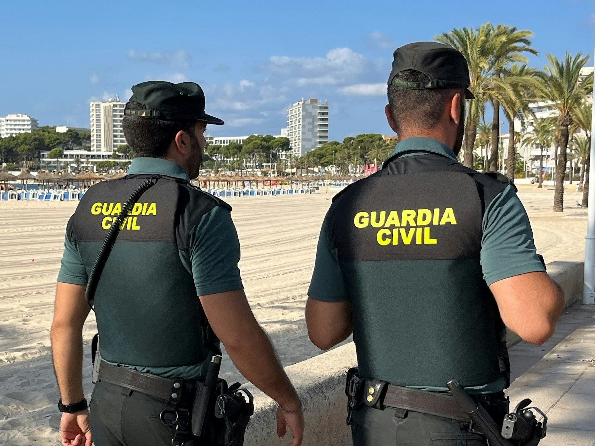 Mitglieder der spanischen Guardia Civil sind nahe eines Strandes im Einsatz.