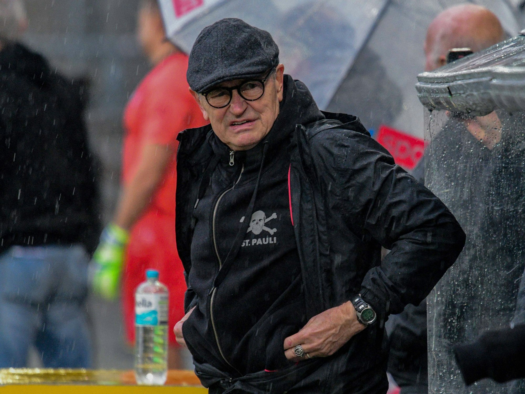 Ewald Lienen an der Seitenlinie beim Abschiedsspiel von Jan-Philipp Kalla Millerntorstadion.