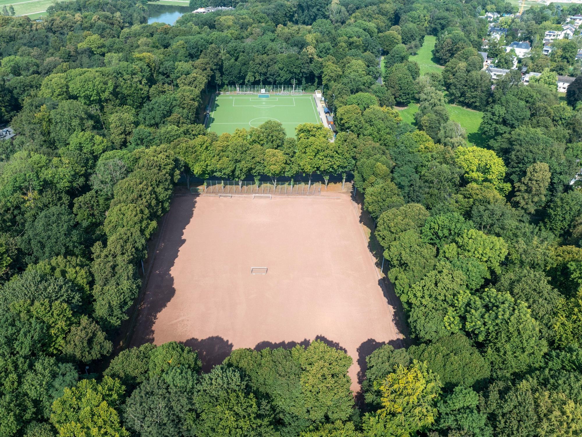 Blick auf den Aschenplatz der Bezirkssportanlage Eichenkreuz.