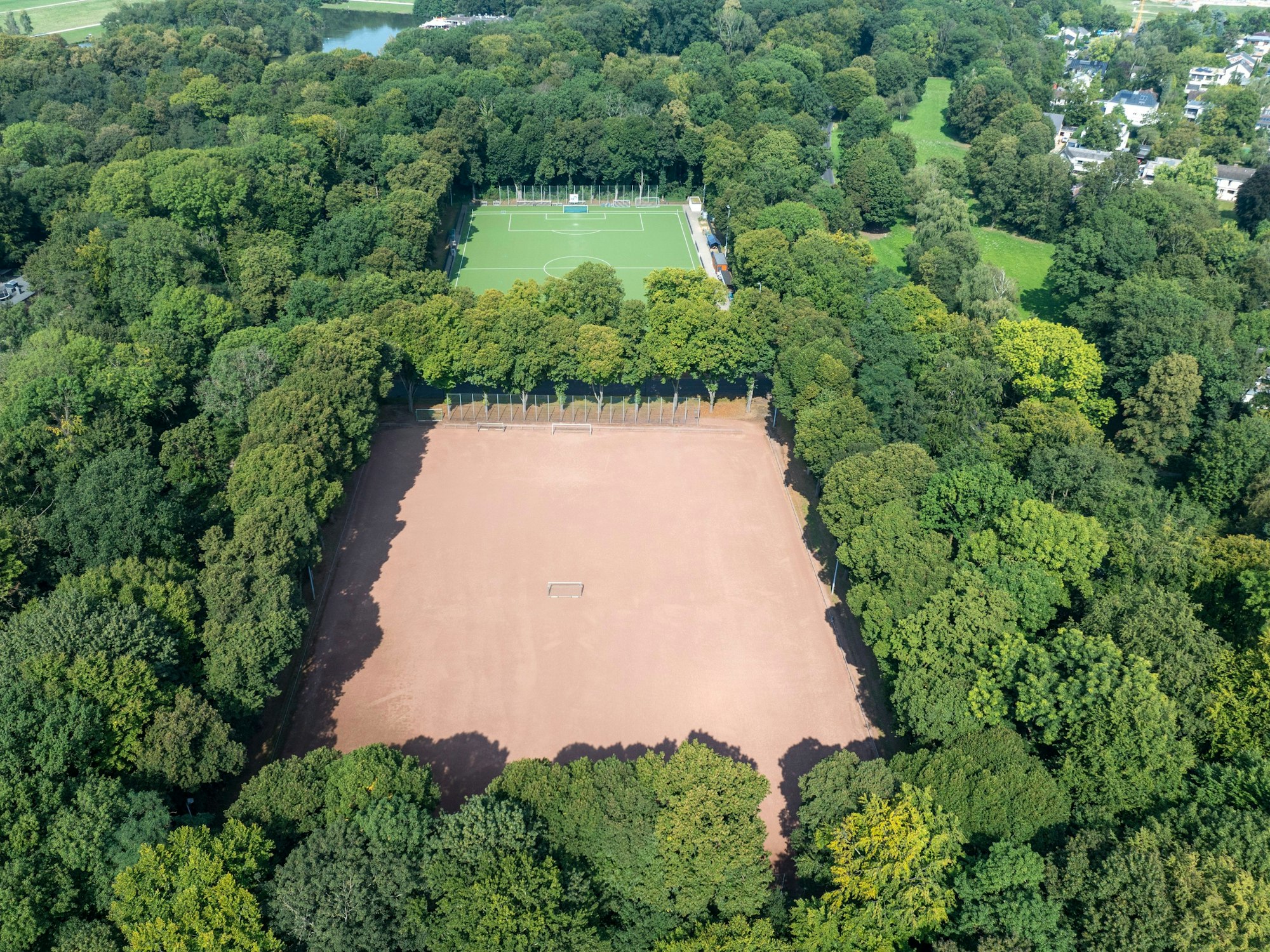 Blick auf den Aschenplatz der Bezirkssportanlage Eichenkreuz.