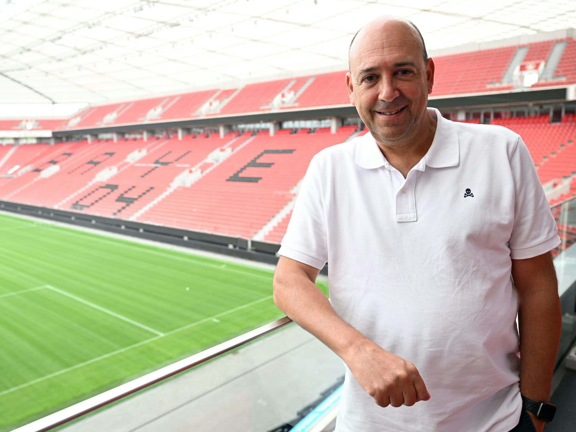 Fernando Carro, Vorsitzender der Geschäftsführung bei der Bayer 04 Leverkusen, steht in der BayArena.