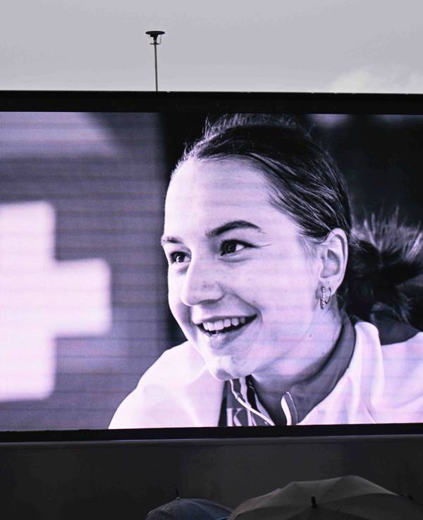Ein Schwarz-Weiß-Foto der verstorbenen Muriel Furrer auf einer Großleinwand bei der WM in Zürich.