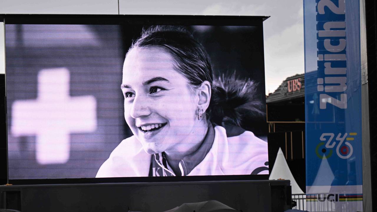 Ein Schwarz-Weiß-Foto der verstorbenen Muriel Furrer auf einer Großleinwand bei der WM in Zürich.