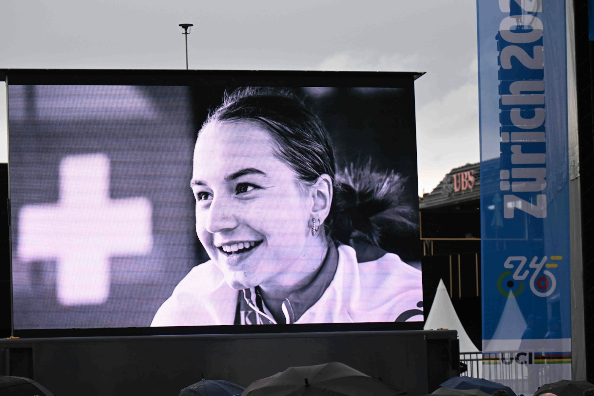 Ein Schwarz-Weiß-Foto der verstorbenen Muriel Furrer auf einer Großleinwand bei der WM in Zürich.