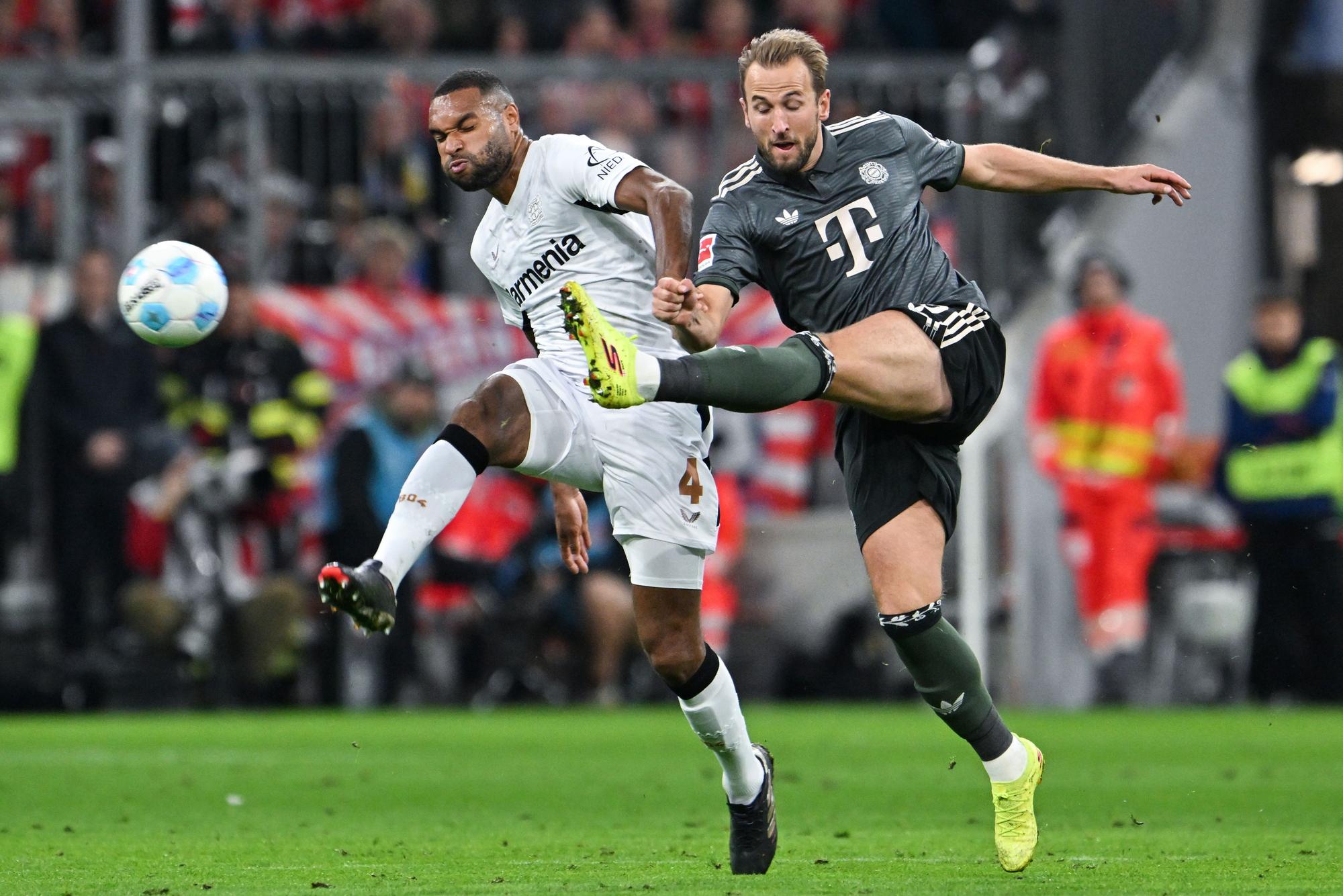 Jonathan Tah und Harry Kane im Zweikampf.