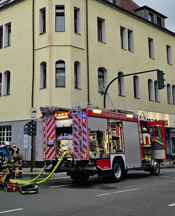 Die Feuerwehr ist bei einem Brand am 28. September 2024 in Essen im Einsatz. In Essen sind bei mehreren Feuern mehrere Menschen verletzt worden. Die Einsatzkräfte waren an unterschiedlichen Stellen parallel im Einsatz, wie die Feuerwehr mitteilte.