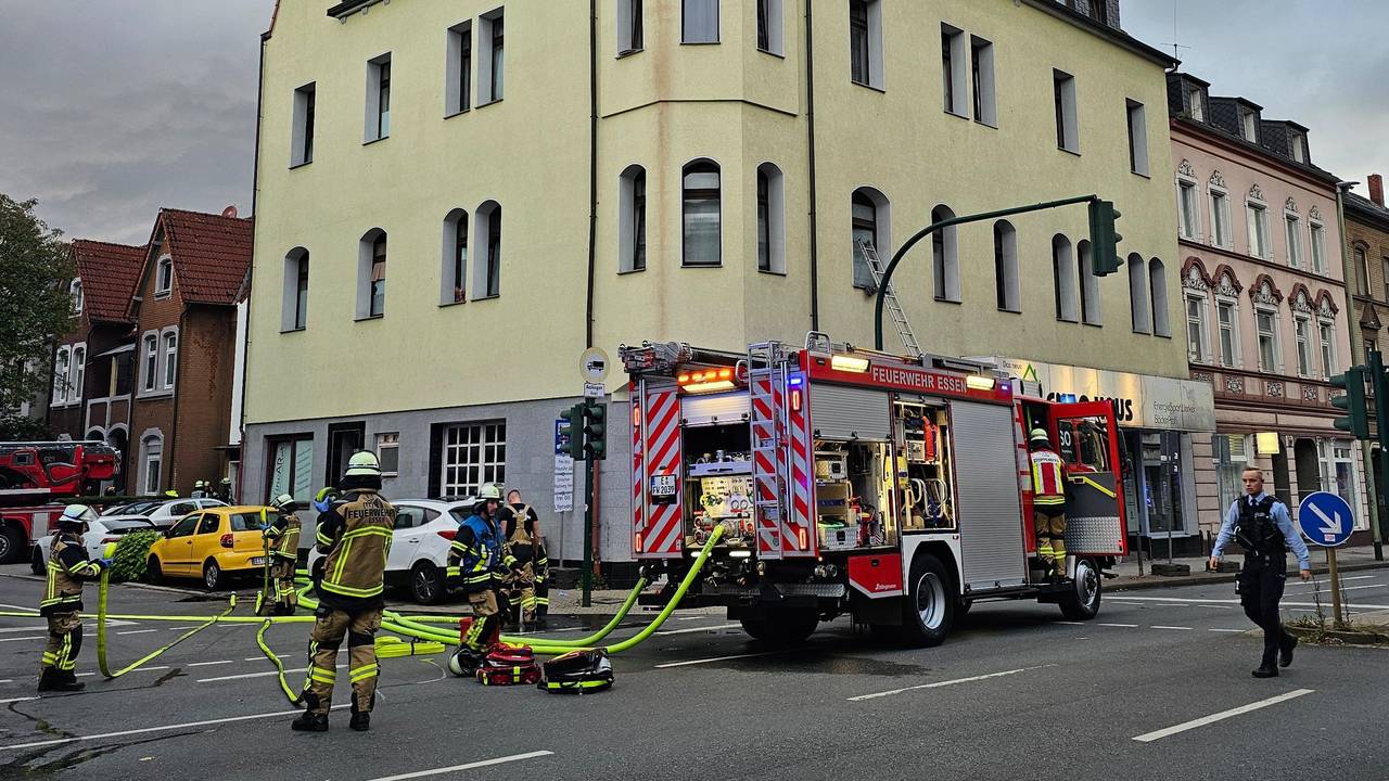 Die Feuerwehr ist bei einem Brand am 28. September 2024 in Essen im Einsatz. In Essen sind bei mehreren Feuern mehrere Menschen verletzt worden. Die Einsatzkräfte waren an unterschiedlichen Stellen parallel im Einsatz, wie die Feuerwehr mitteilte.