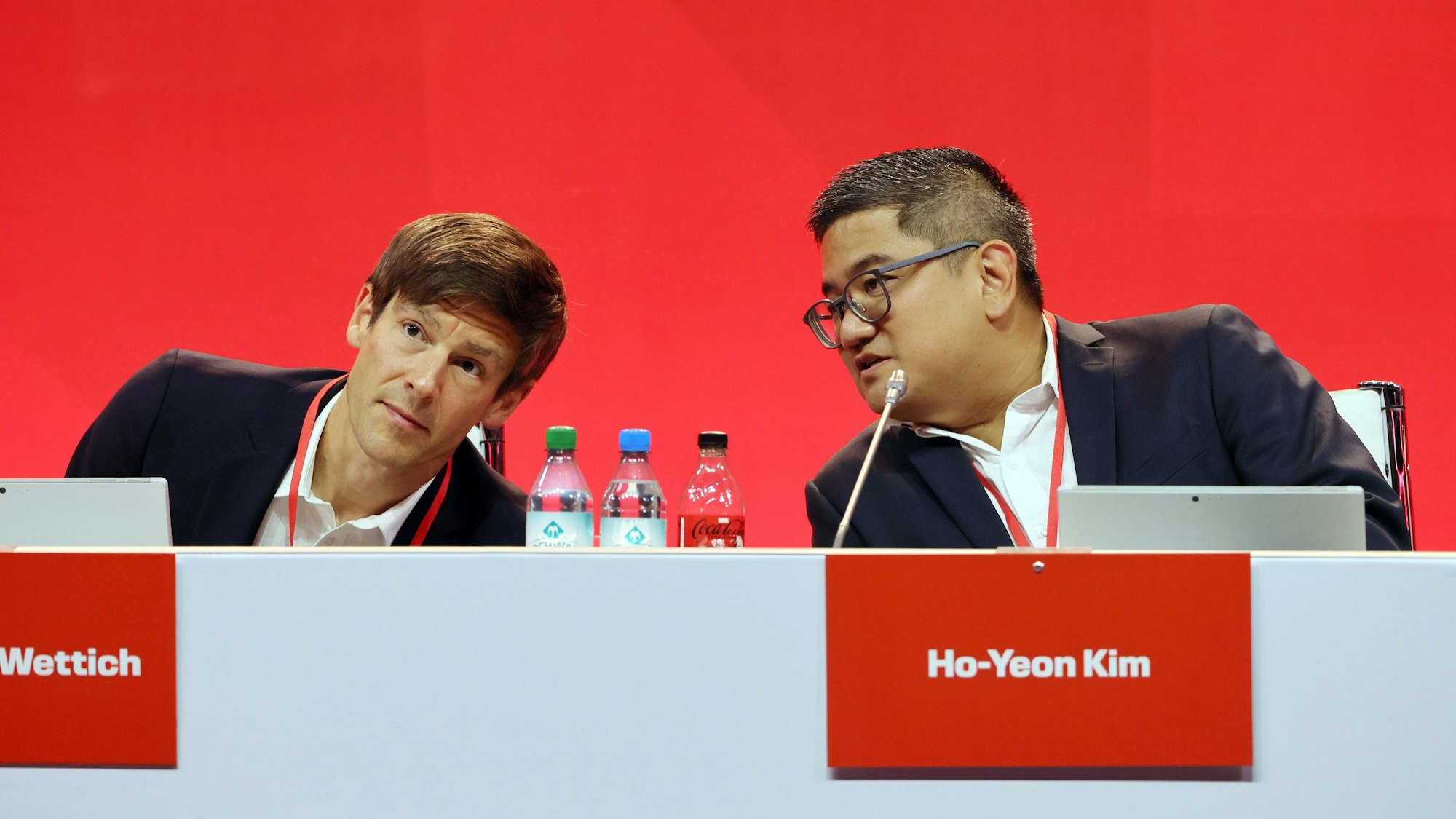 FC-Vizepräsident Carsten Wettich und der Mitgliedratsvorsitzende Ho-Yeon Kim bei der Mitgliederversammlung.