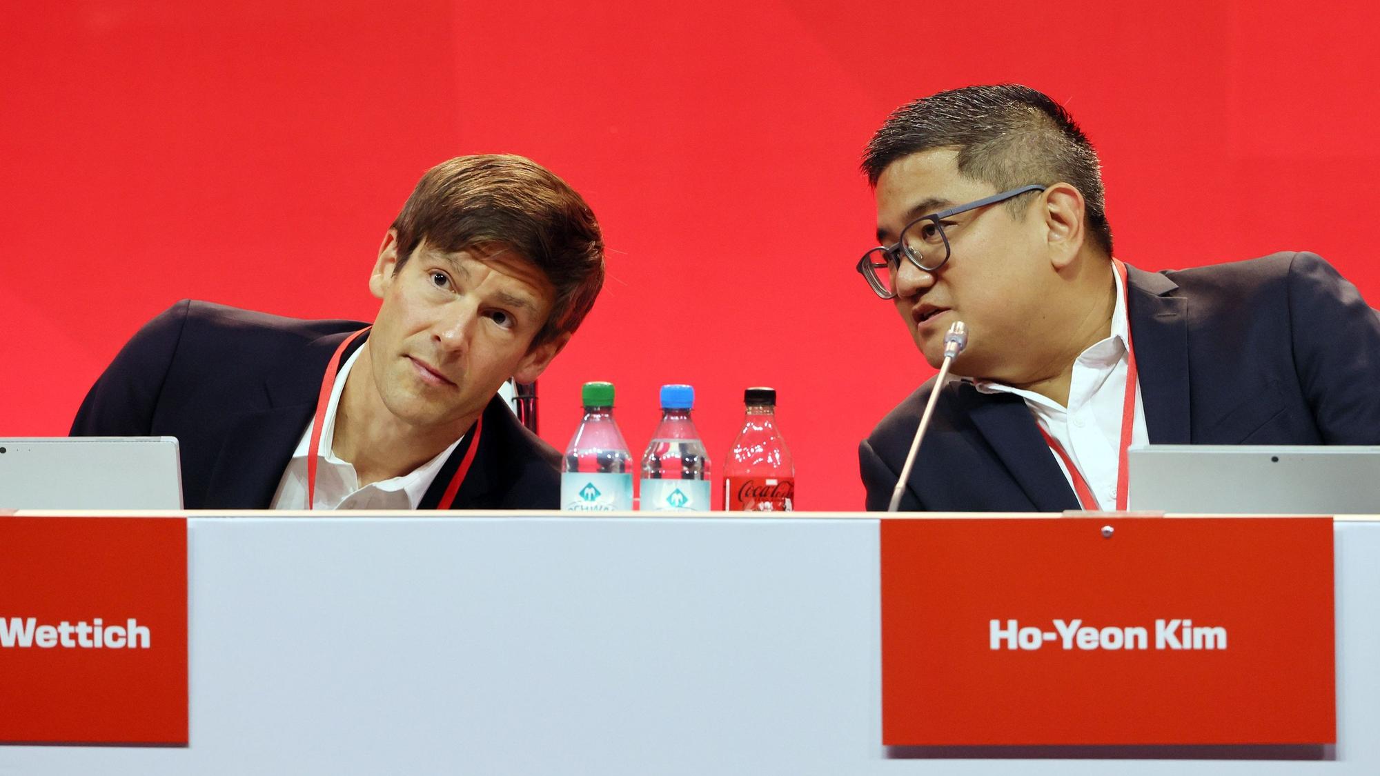 1. FC Köln, Mitgliederversammlung mit Carsten Wettich und Ho-Yeon Kim.