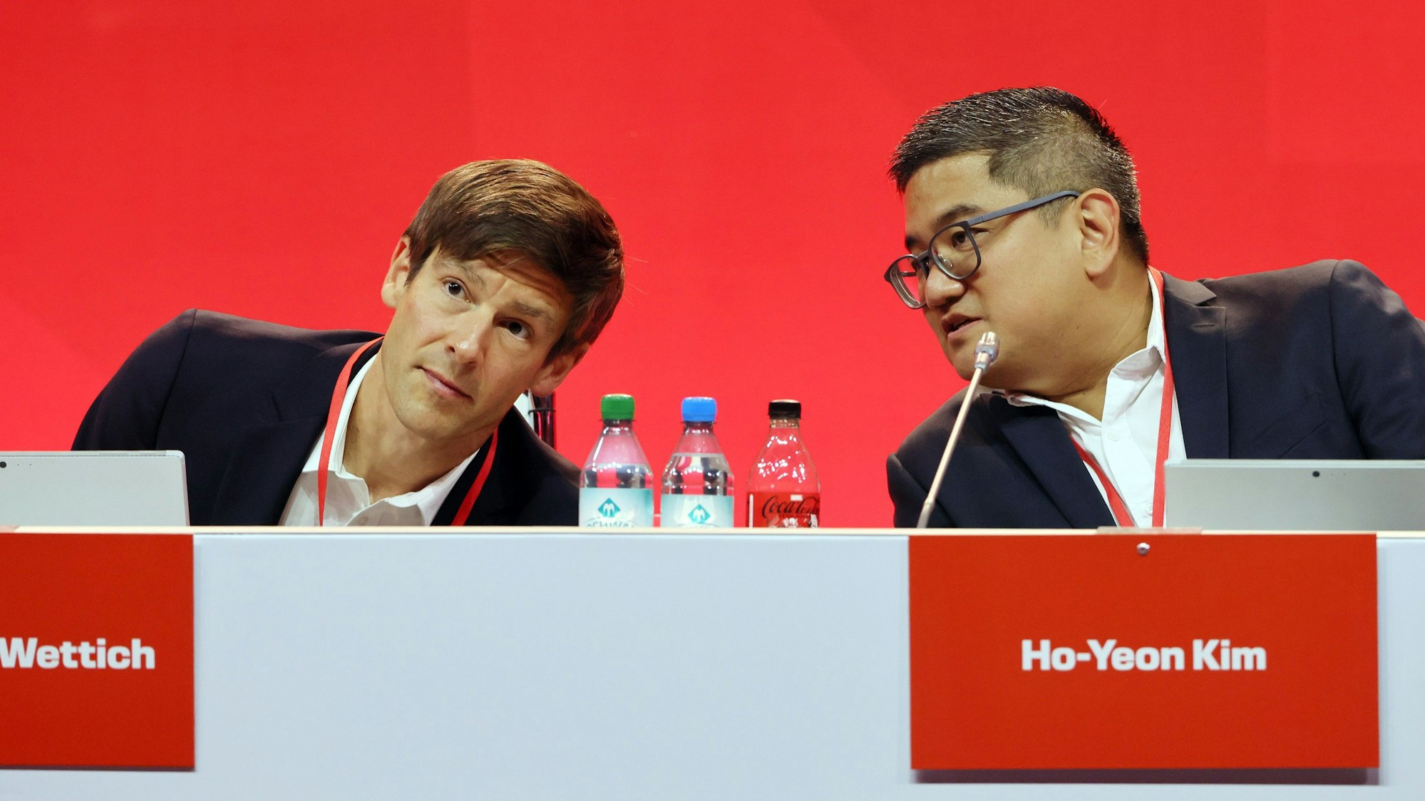 1. FC Köln, Mitgliederversammlung mit Carsten Wettich und Ho-Yeon Kim.
