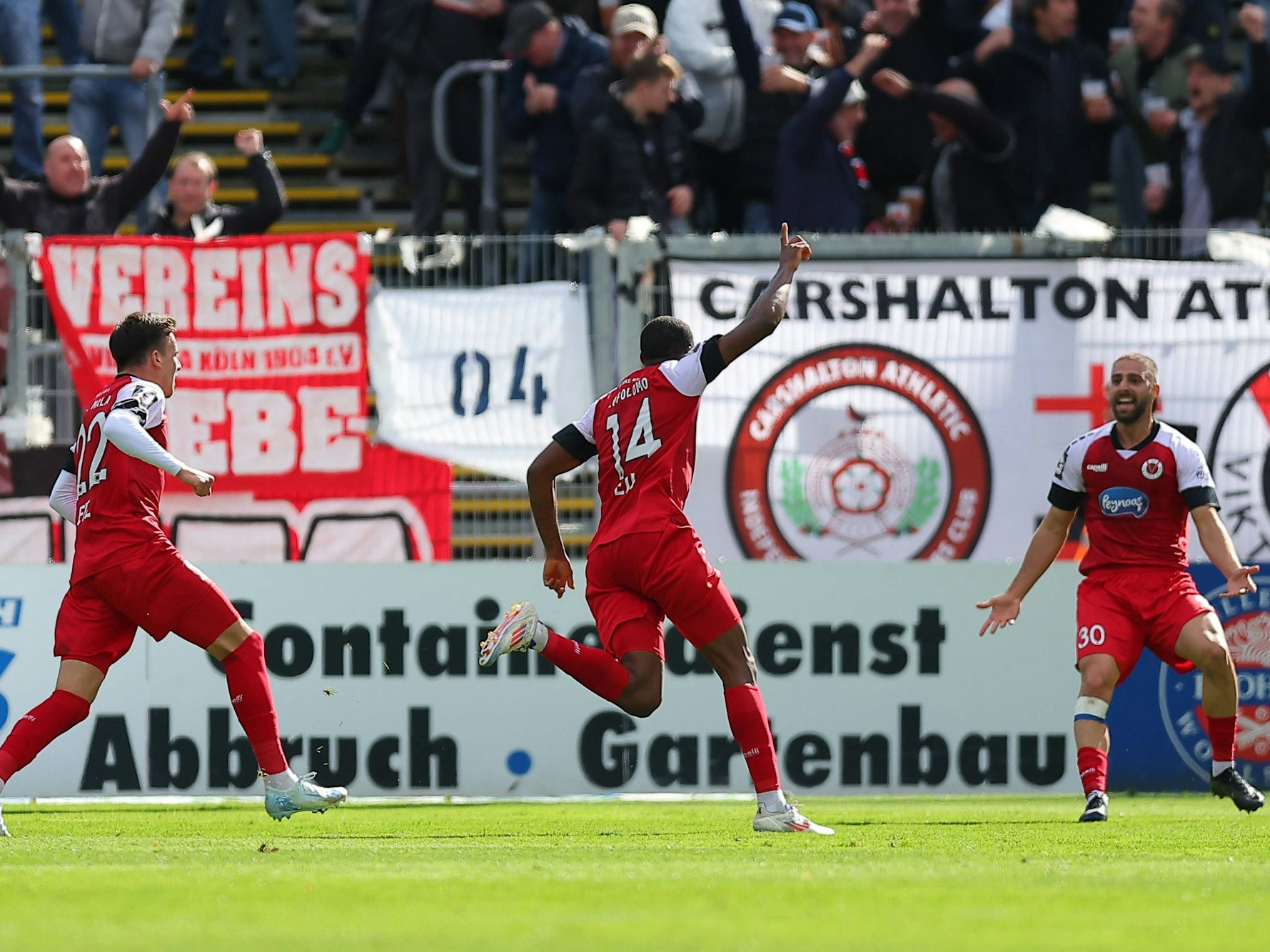 Enrique Lofolomo jubelt mit seinen Teamkollegen über seinen Treffer für Viktoria Köln gegen Erzgebirge Aue am Samstag (28. September 2024).