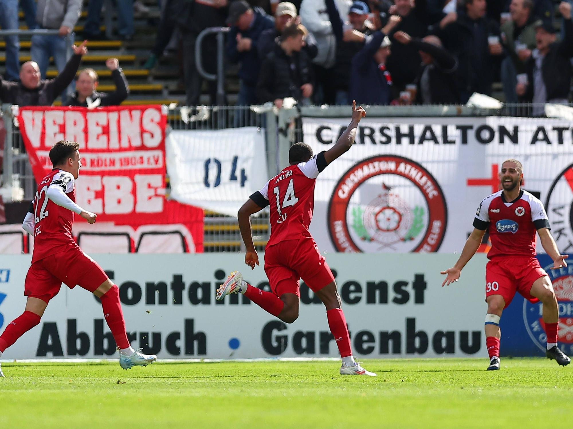 Enrique Lofolomo jubelt mit seinen Teamkollegen über seinen Treffer für Viktoria Köln gegen Erzgebirge Aue am Samstag (28. September 2024).