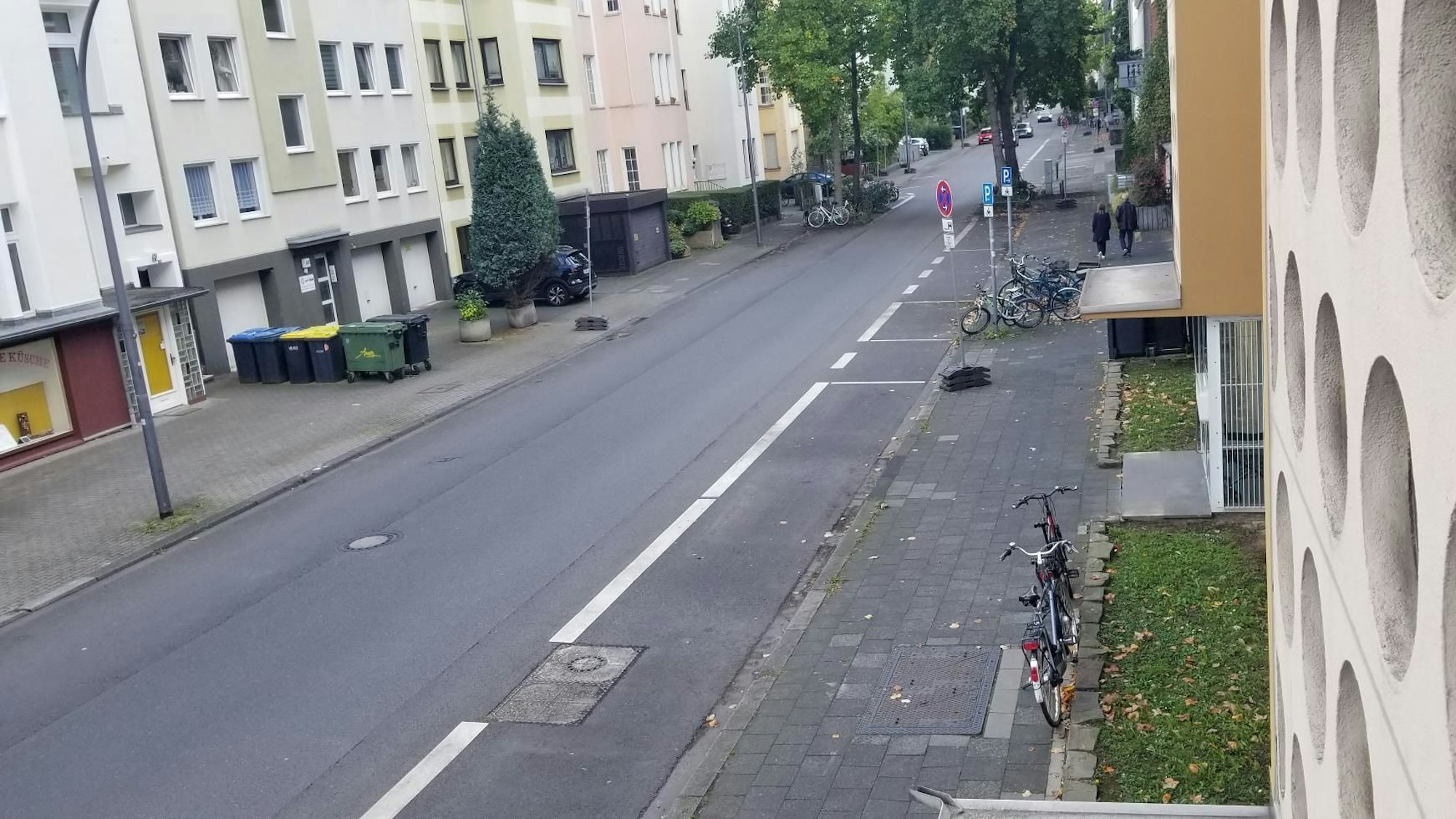 An einer Straße parkt kein Auto mehr.