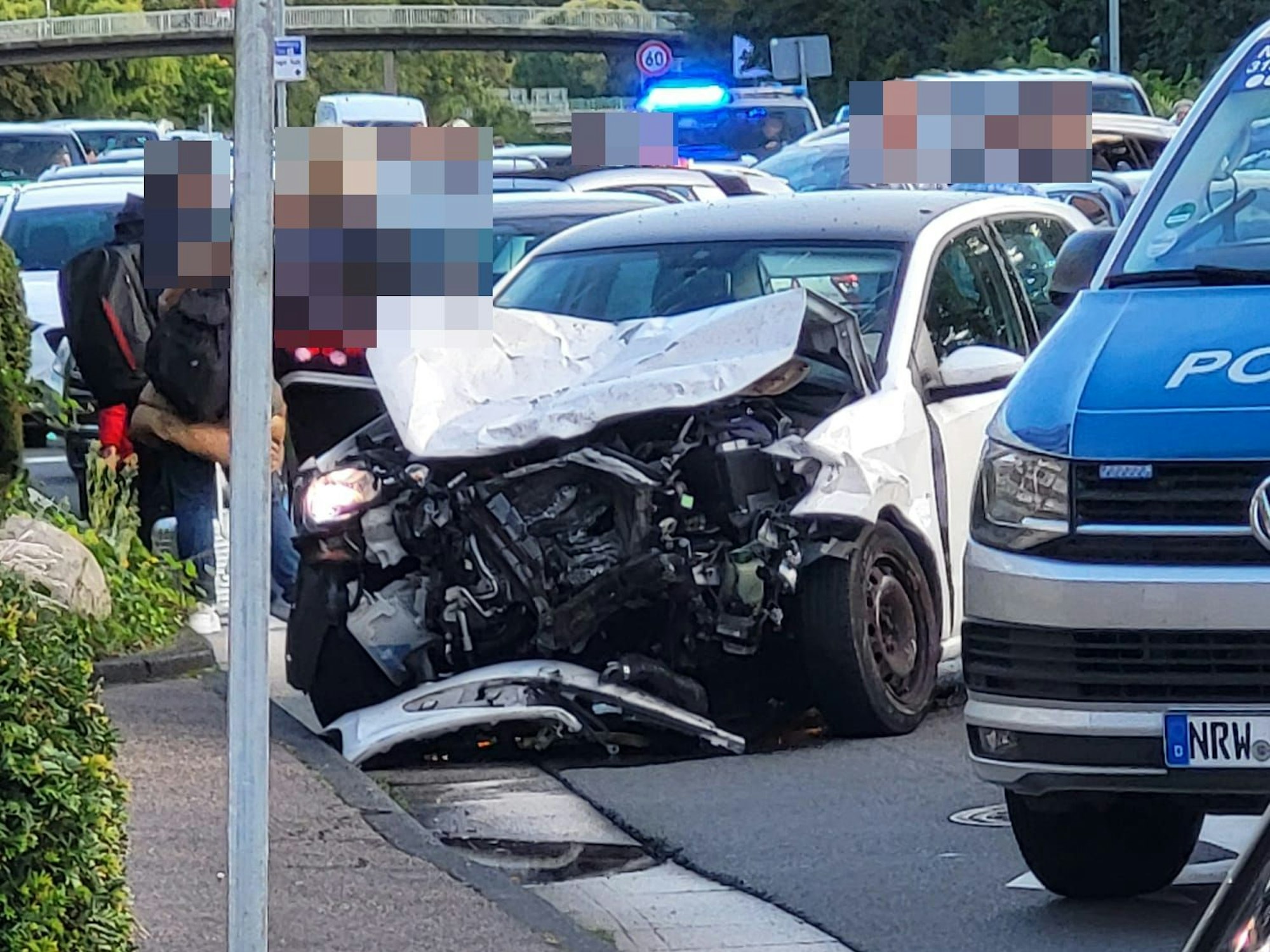 Flucht mit Folgen: Der Fahrer rammte auf dem östlichen Zubringer in Köln einen anderen Wagen.