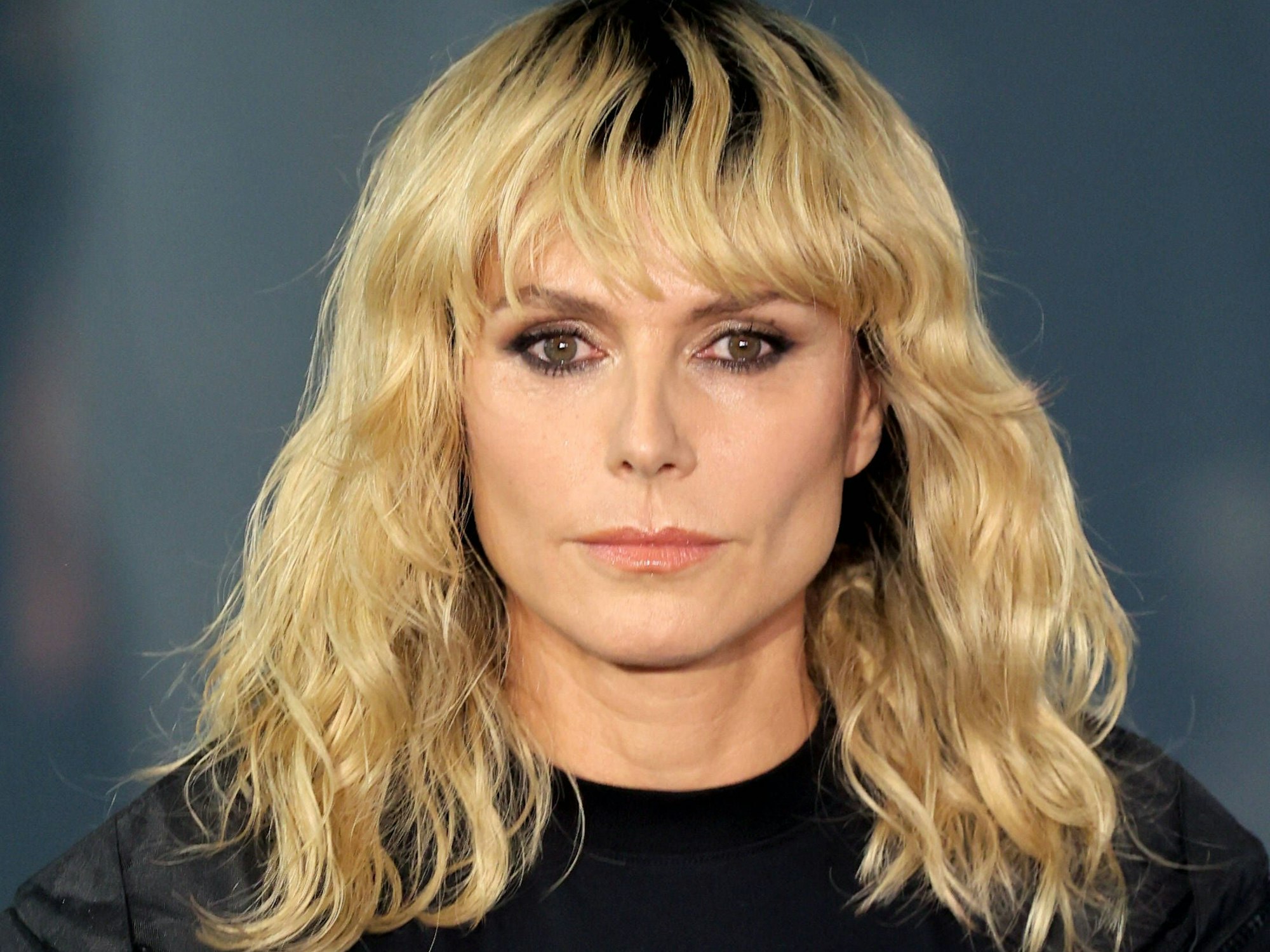 Heidi Klum am 27. September 2024 auf der Pariser Fashion Week. Die Frisur erinnert stark an die Haarpracht von Schwager Bill Kaulitz.