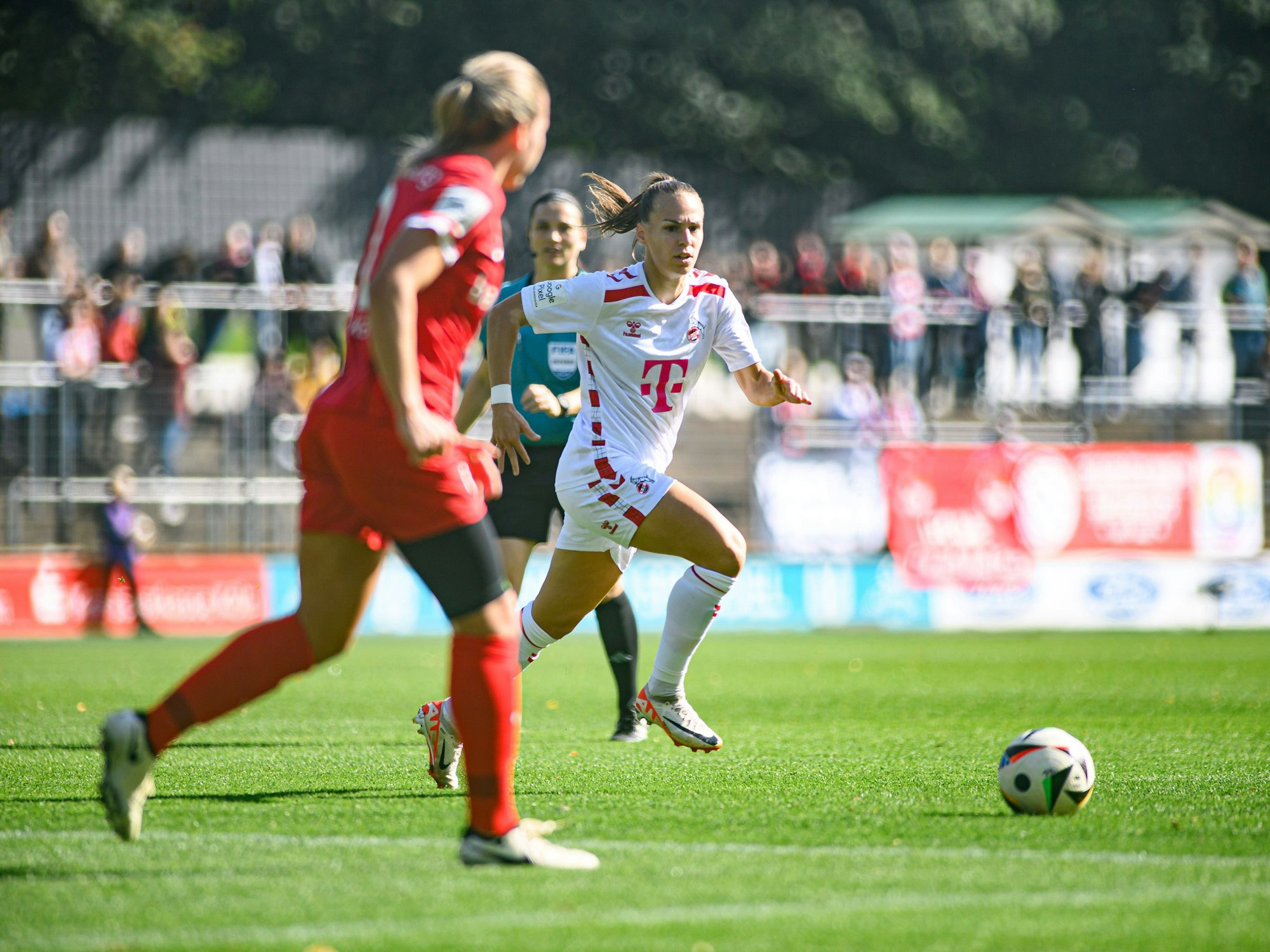 Dora Zeller (r.) mit Ball in Aktion.