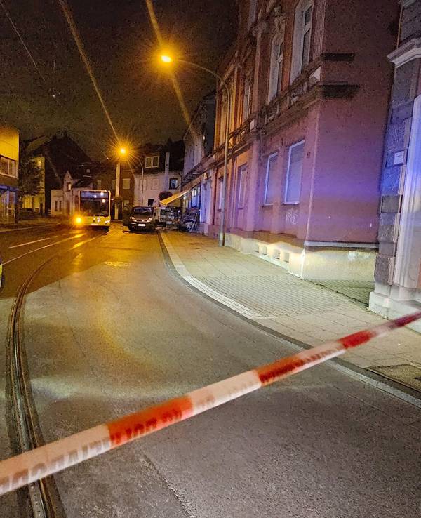 Mehrere Polizei-Autos stehen an einer Unfallstelle in Essen.
