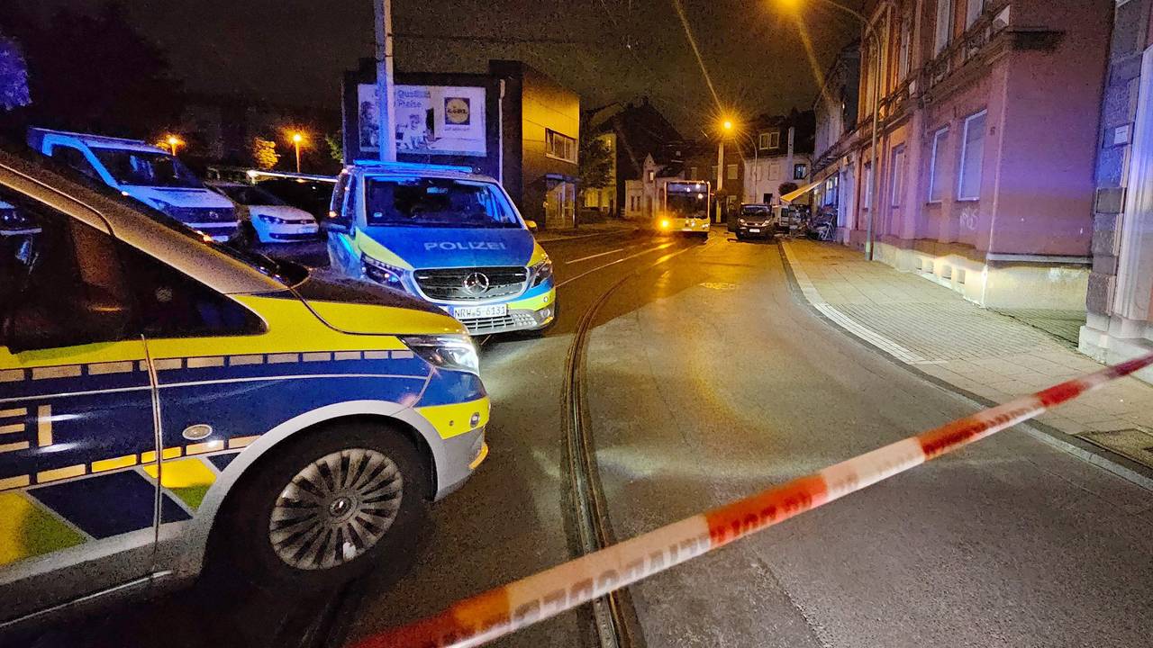 Mehrere Polizei-Autos stehen an einer Unfallstelle in Essen.