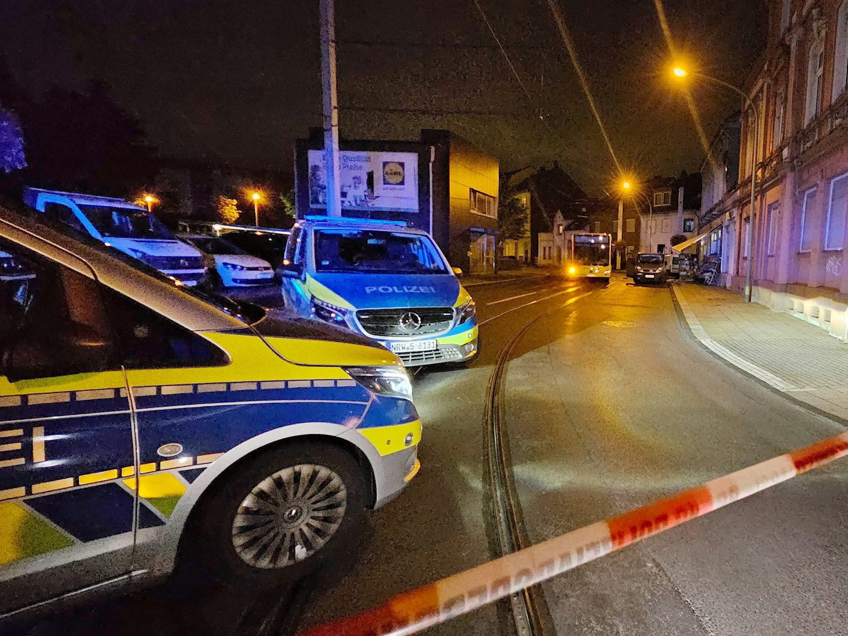 Die Polizei hat am 28. September 2024 an einem Lebensmittelgeschäft einen Bereich abgesperrt. Der mutmaßliche Fahrer eines Lieferwagens wurde hier festgenommen.