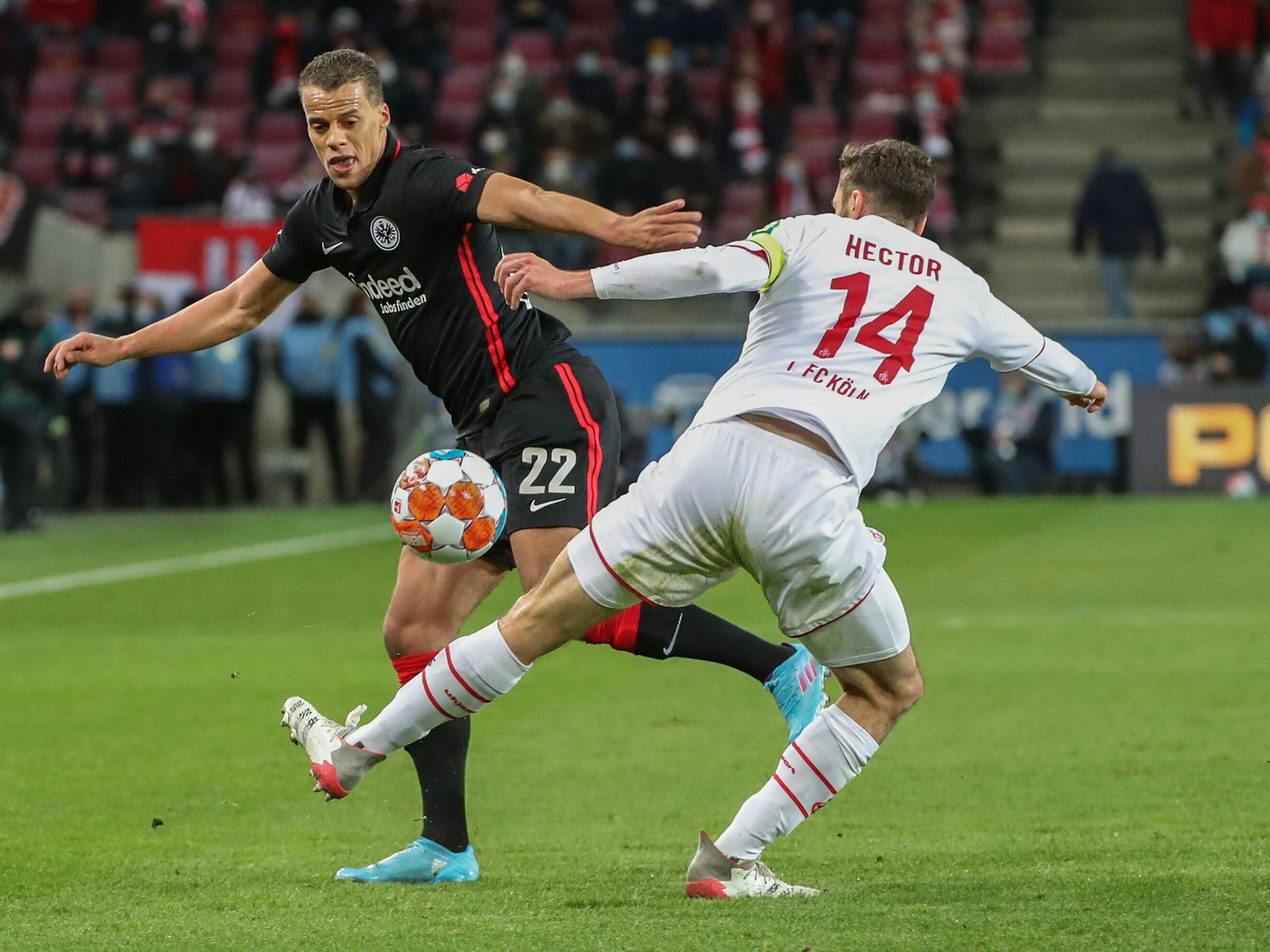 Timothy Chandler im Zweikampf mit Jonas Hector.