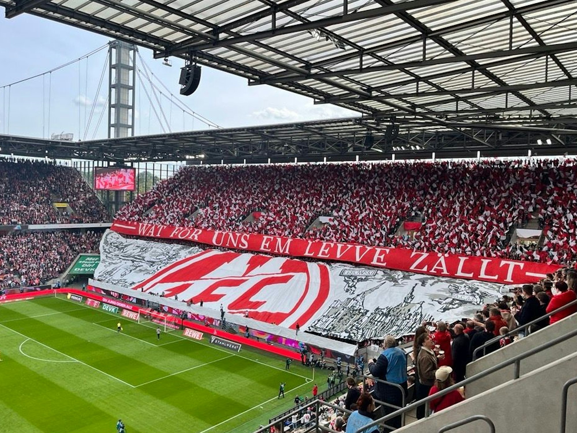 Rhein-Energie-Stadion. Blick auf das die Südtribüne mit Choreo.