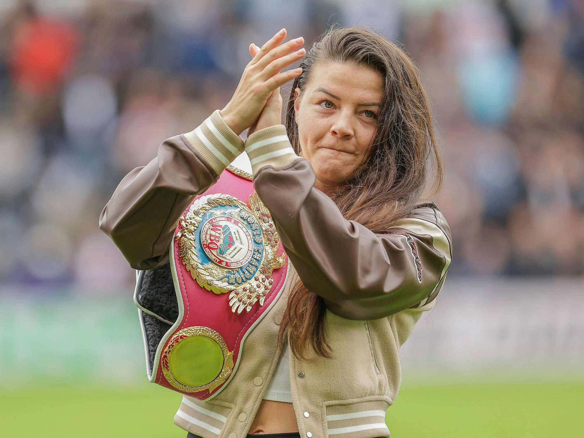 Im vergangenen Jahr zeigte Fußball-Fan Sandy Ryan ihren WM-Gürtel beim Spiel zwischen Derby County und Wigan Athletics.