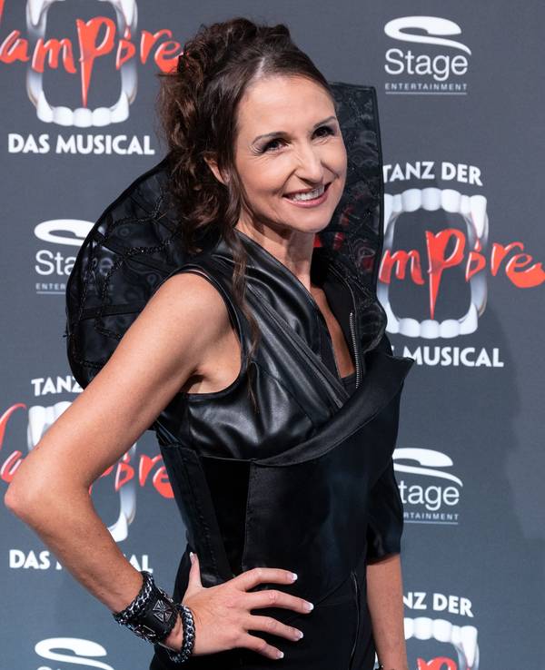 Anita Hofmann, Sängerin, kommt zur Premiere des Musicals ‚Tanz der Vampire‘ in das Palladium Theater.