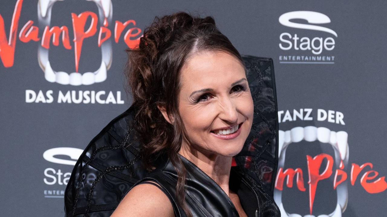 Anita Hofmann, Sängerin, kommt zur Premiere des Musicals ‚Tanz der Vampire‘ in das Palladium Theater.