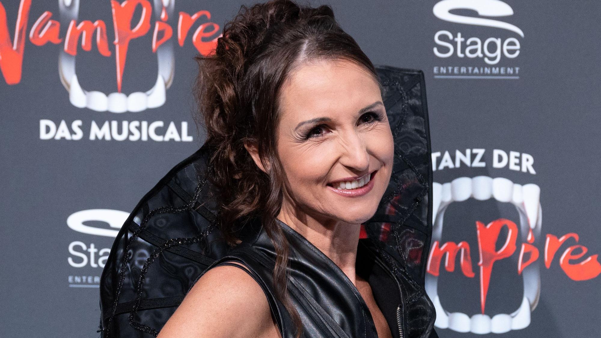 Anita Hofmann, Sängerin, kommt zur Premiere des Musicals ‚Tanz der Vampire‘ in das Palladium Theater.
