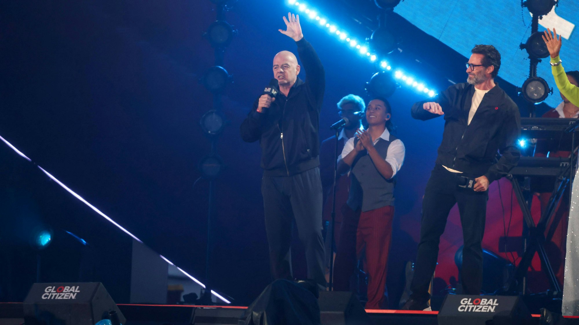 Fifa-Präsident Gianni Infantino winkt auf einer Bühne zum Publikum.