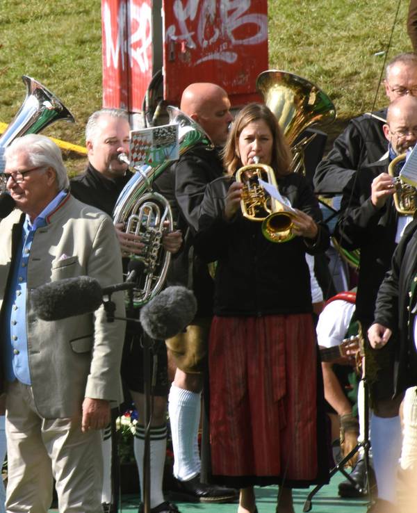 Marianne und Michael Hartl stehen am 26. September 2024 auf dem Oktoberfest auf der Bühne.