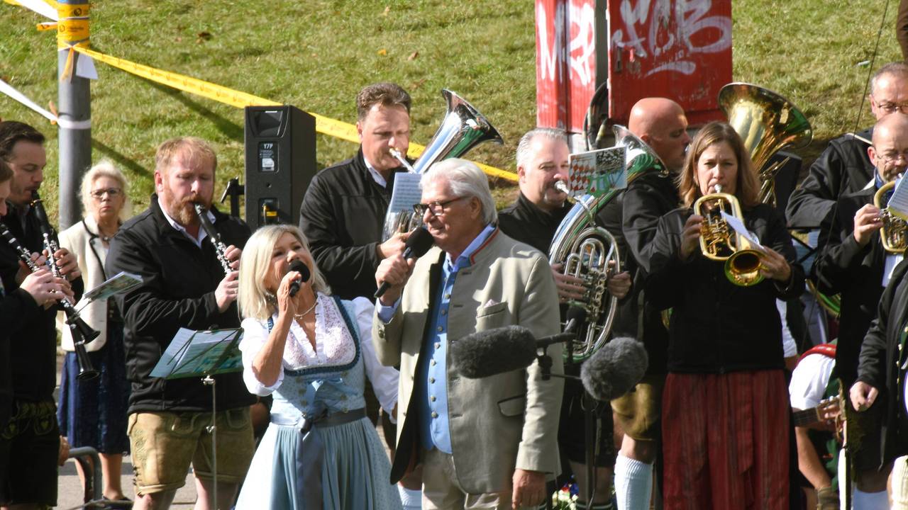 Marianne und Michael Hartl stehen am 26. September 2024 auf dem Oktoberfest auf der Bühne.