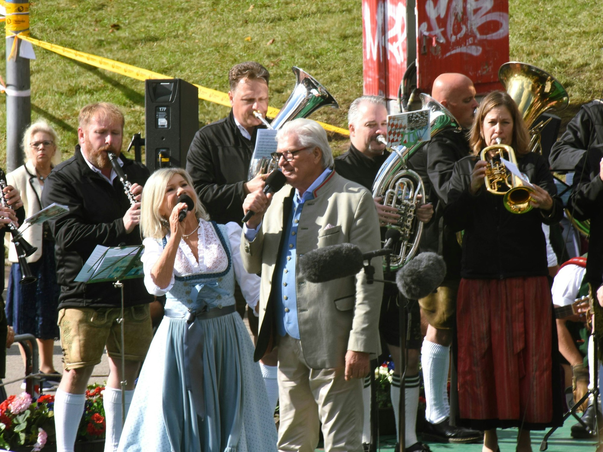 Marianne und Michael Hartl stehen am 26. September 2024 auf dem Oktoberfest auf der Bühne.